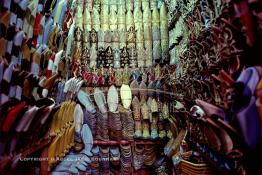 Image du Maroc Professionnelle de  Sur cette pittoresque allée marchande du Souk Semmarine où l’on trouve principalement des bazars, marchands de tapis et kilims et d'autre produits destinés aux touristes. D'autres  commerçants dans de petites shopes à l'exemple de ce magasin de babouches destinés aux résidents, Dimanche 18 Août 1997.  (Photo / Abdeljalil Bounhar) 